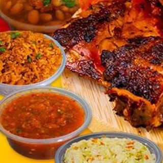 Frijoles, arroz, salsa y ensalada de repollo