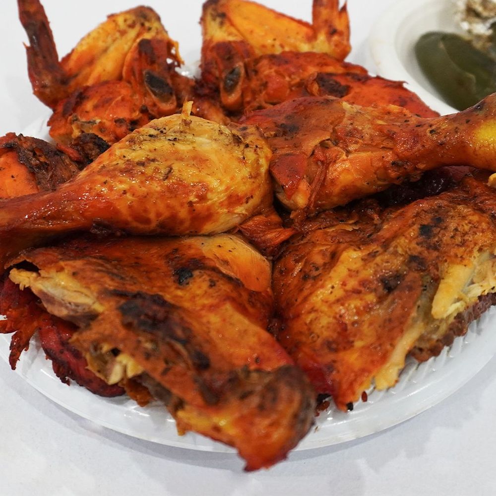 Pollo entero asado, servido en piezas